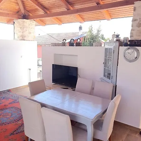 Ferienhaus Charming House In + Balcony Jezera