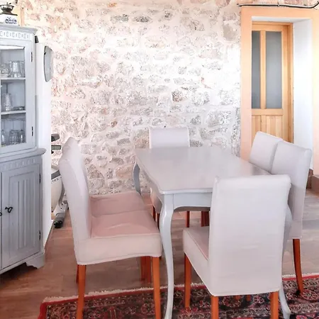 Hébergement de vacances Charming House In + Balcony Jezera