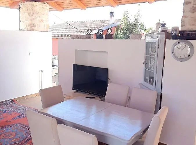 Vakantiehuis Charming House In + Balcony Jezera