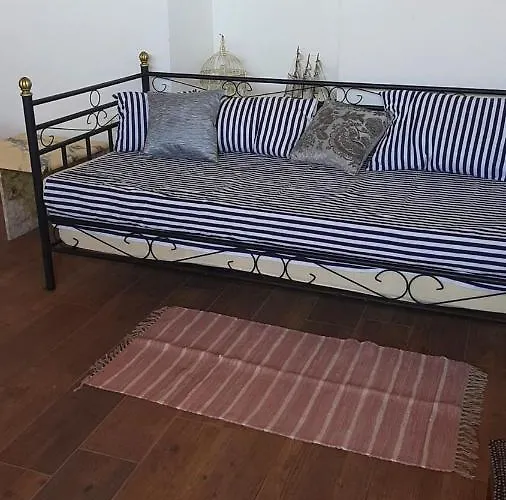 Vakantiehuis Charming House In + Balcony Jezera