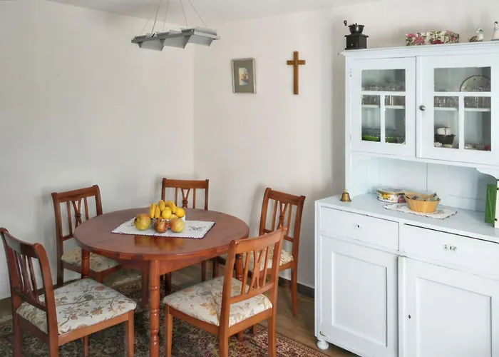 Vakantiehuis Charming House In + Balcony Jezera