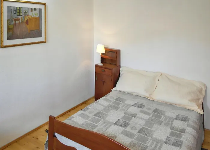 Vakantiehuis Charming House In + Balcony Jezera