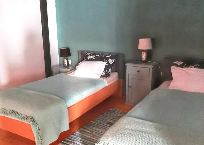 Vakantiehuis Charming House In + Balcony Jezera